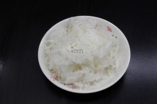 放盐腌制5分钟，去盐水，沥干待用；