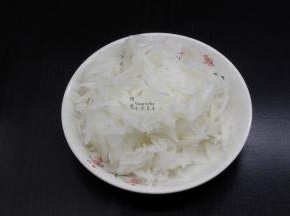 放盐腌制5分钟，去盐水，沥干待用；