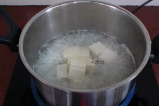 再次煮沸，把豆腐切块放入锅中；