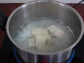 再次煮沸，把豆腐切块放入锅中；