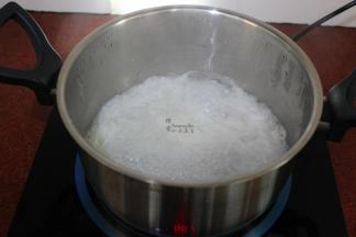 清水煮沸，放入萝卜丝、生姜丝；