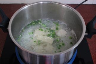 小火炖10分钟，放盐、香葱即可；