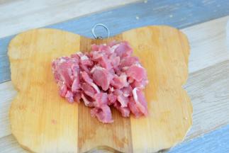 猪肉切片，辣椒切块