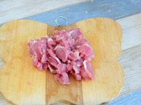 猪肉切片，辣椒切块