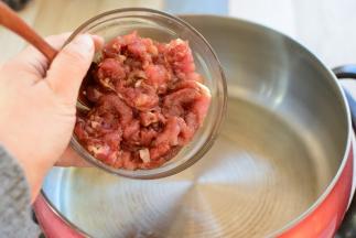 油热，加猪肉片