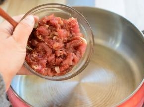 油热，加猪肉片