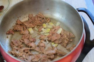 炒至断生，加葱花