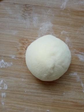 面粉加水加酵母活成发面团