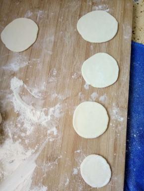 分成若干小份擀面成圆形