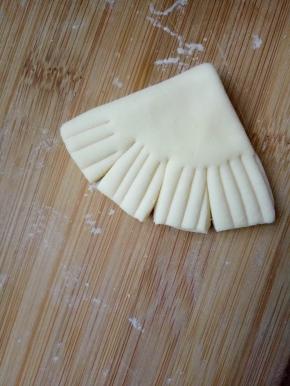 先做出小鱼的尾巴