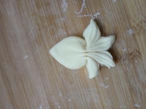 用筷子夹出鱼身形状