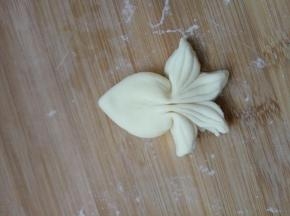 用筷子夹出鱼身形状