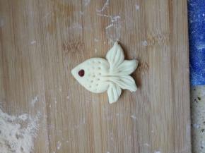 鱼身上点出痕子，放上一粒红豆