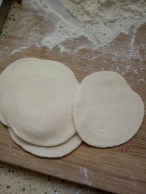 擀面开成圆面团