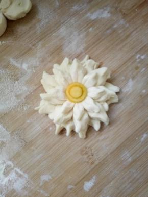 做成大中小三个标准，然后再叠加在一起，中间放上花蕊