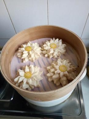 四个全部做好放在蒸笼里