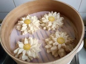 四个全部做好放在蒸笼里