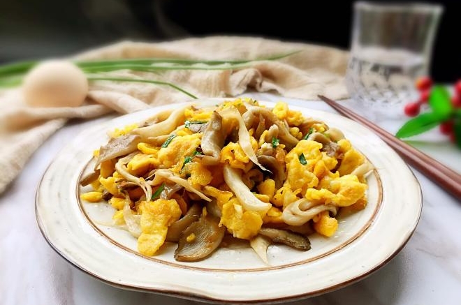 平菇炒鸡蛋