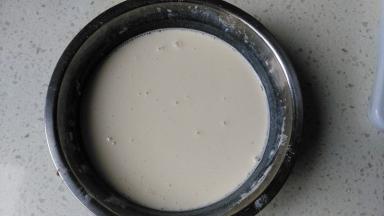 揉面时可以开始做蔴薯，将糯米粉和玉米淀粉以及白糖混合，加入牛奶搅拌均匀，放入蒸锅蒸半小时