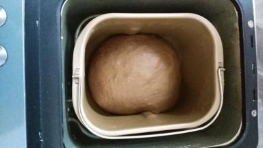 除黄油外的面包原料放进面包机揉至厚膜，加入黄油揉至扩展阶段。发酵至1.5倍