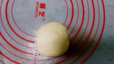 完全凝固后出锅加入黄油搅拌均匀，盖保鲜膜冷却