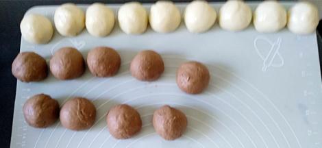 将面团排气，平均分割成9个剂子，滚圆，静置15分钟，将冷却后的蔴薯平均分成9个小剂子