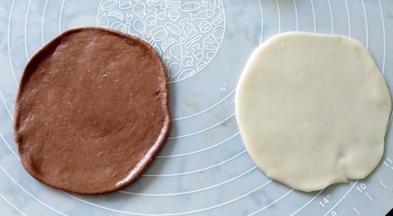 将可可面团和蔴薯分别擀开