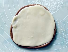 蔴薯叠在面片上