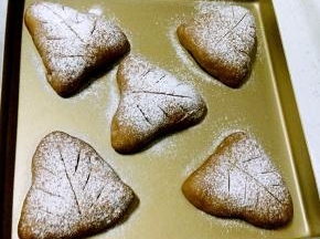 表面上色均匀后即可出炉，脱模冷却