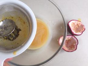 将百香果肉连汁挖出来打成果汁，将籽过滤掉，也可以不过滤