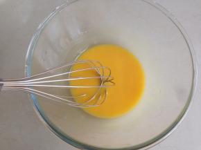 用手动打蛋器搅拌1分钟左右，乳化好，没有水油分层
