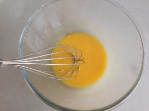 用手动打蛋器搅拌1分钟左右，乳化好，没有水油分层