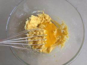 划Z字型拌好，分三次加入鸡蛋