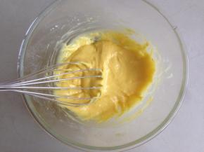 每加入一个鸡蛋，待拌好后再加入下一个