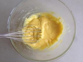 每加入一个鸡蛋，待拌好后再加入下一个