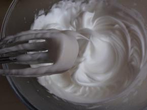 蛋清分三次加入细砂糖，打至偏干性发泡