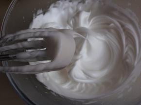 蛋清分三次加入细砂糖，打至偏干性发泡