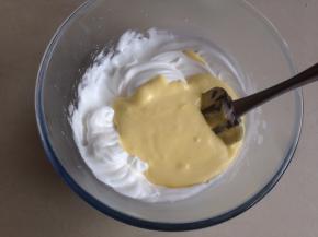 再倒回剩余的蛋白霜里，以同样的手法拌均匀