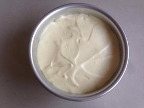 倒入6寸活底的阳极蛋糕模具里，在桌面上震出气泡