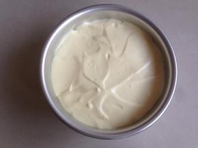 倒入6寸活底的阳极蛋糕模具里，在桌面上震出气泡