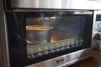 直接选择东菱K40C烤箱蛋糕档（上火120/下火150度)，放入烤箱最下面一层，烘烤45分钟左右（不同型号烤箱脾气不同，温度仅供参考）