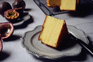 做好的蛋糕取出，倒扣在晾架上，冷却后再脱模，切块品尝