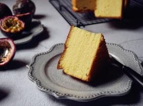 做好的蛋糕取出，倒扣在晾架上，冷却后再脱模，切块品尝