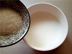 温牛奶中加入适量的糖。