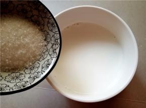 温牛奶中加入适量的糖。