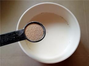 再加入酵母粉。