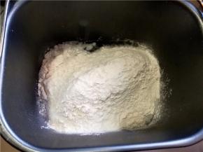 将蛋液、面粉、盐、剩余的糖混合。