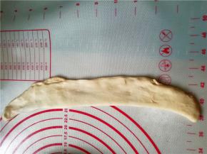 对折起来用手压实。