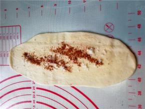 分出的15克小面团，擀成长条形，刷油撒糖撒肉桂粉。