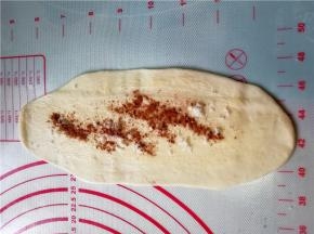 分出的15克小面团，擀成长条形，刷油撒糖撒肉桂粉。